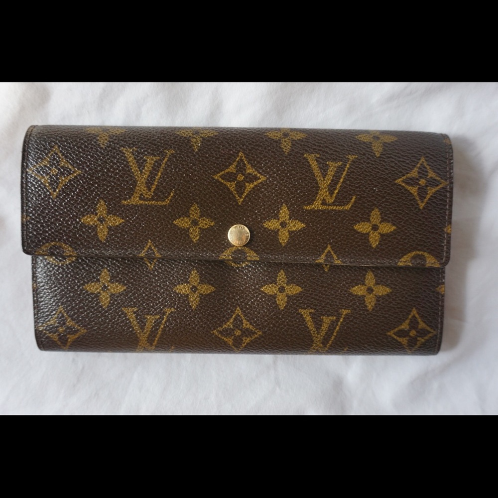 Authentic Louis Vuitton Sarah Monogram Wallet